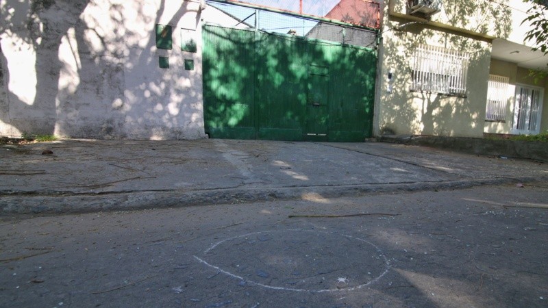 La cochera de portón verde donde se produjo el robo y crimen este martes a la noche.