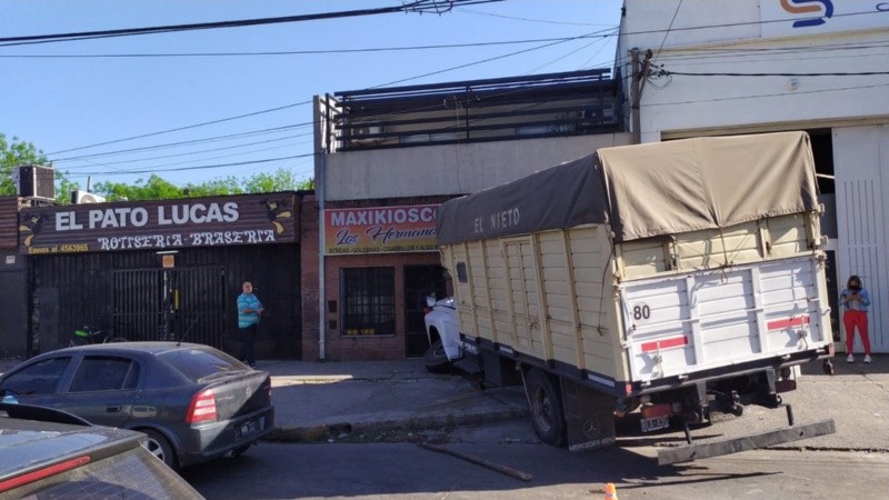 El camión que se desvió por un desperfecto 