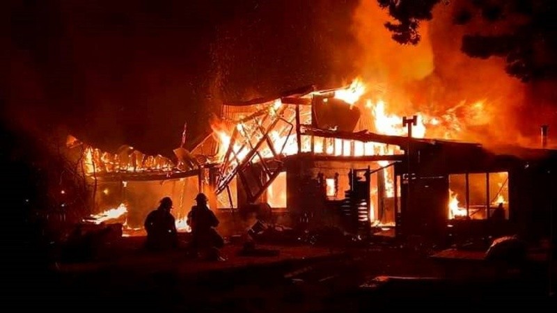 Destrucción total en el club incendiado en el centro de El Bolsón