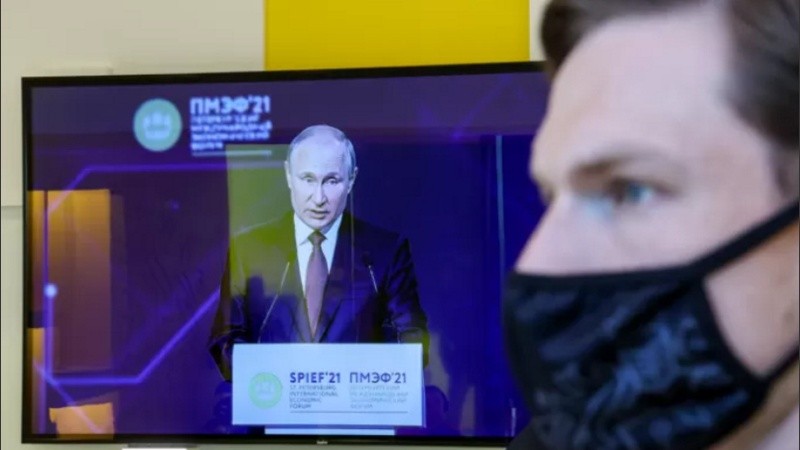 El salario de los empleados cuyas empresas no trabajen durante ese período se mantendrá íntegramente, resaltó el presidente ruso Vladimir  Putin.