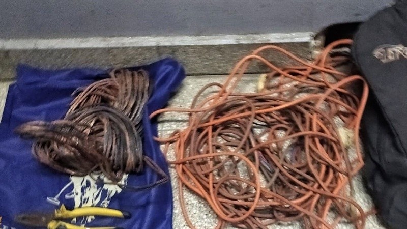 Cables y herramientas entre los elementos incautados.