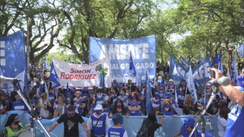 La movilización de docentes frente al Ministerio de Educación , en la capital provincial.