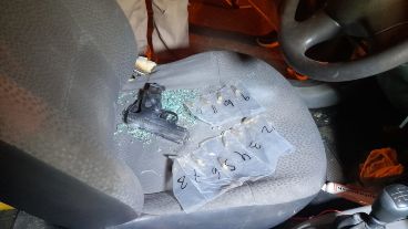 La pistola hallada en el auto robado.