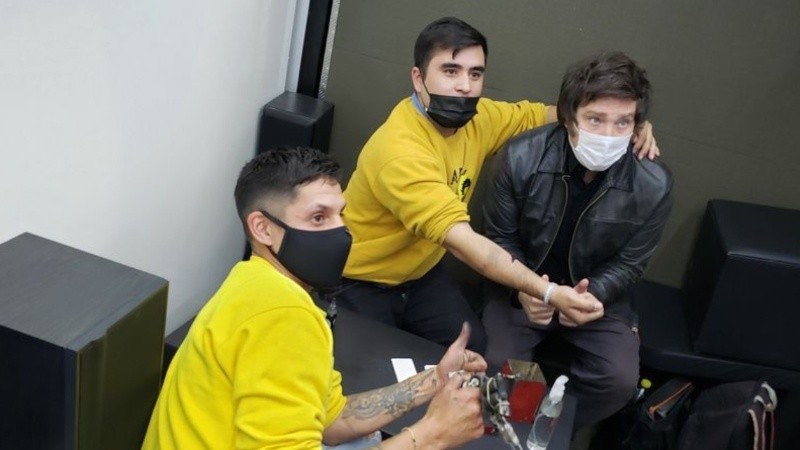 “Me voy a tatuar esta firma. Ando con la máquina encima, venimos de Necochea nosotros”, comentó el fanático.