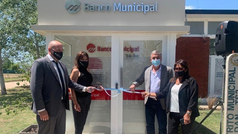 El corte de cinta de las autoridades en Roldán