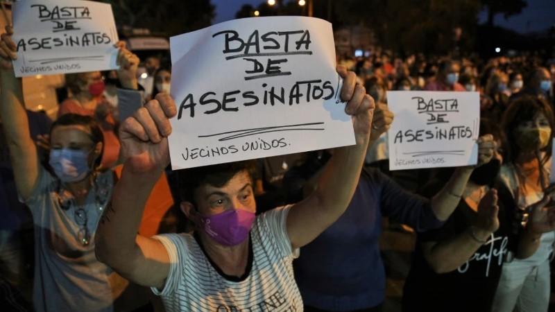 Multitudinaria manifestación de protesta en la zona norte de Rosario.