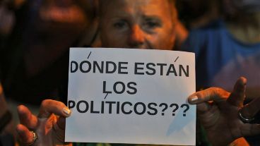 Multitudinaria manifestación de protesta en la zona norte de Rosario.