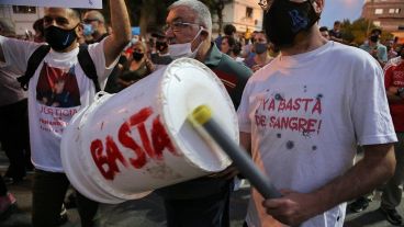 Multitudinaria manifestación de protesta en la zona norte de Rosario.