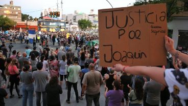Multitudinaria manifestación de protesta en la zona norte de Rosario.