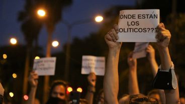 Multitudinaria manifestación de protesta en la zona norte de Rosario.