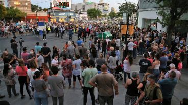 Multitudinaria manifestación de protesta en la zona norte de Rosario.