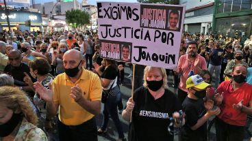 Multitudinaria manifestación de protesta en la zona norte de Rosario.