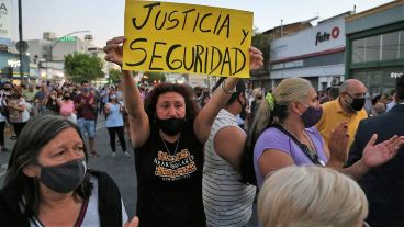 Multitudinaria manifestación de protesta en la zona norte de Rosario.