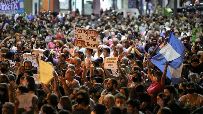Multitudinaria manifestación de protesta en la zona norte de Rosario.