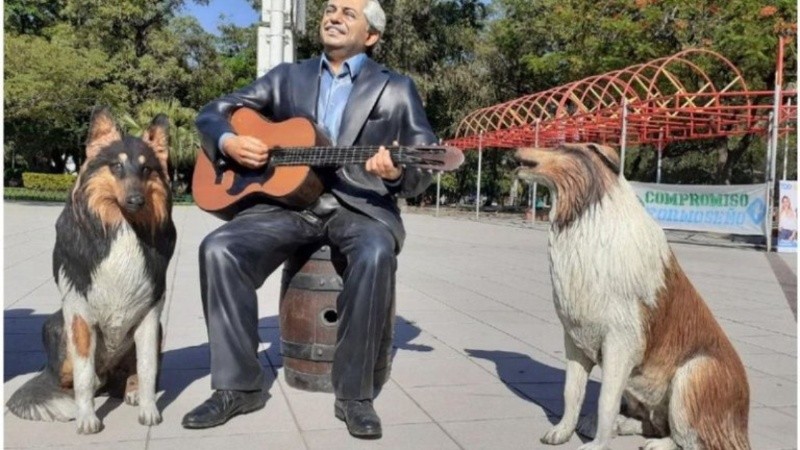 La estatua de Alberto Fernández con la guitarra y sus perros Dylan y Prócer: ¿dónde la exhibieron?