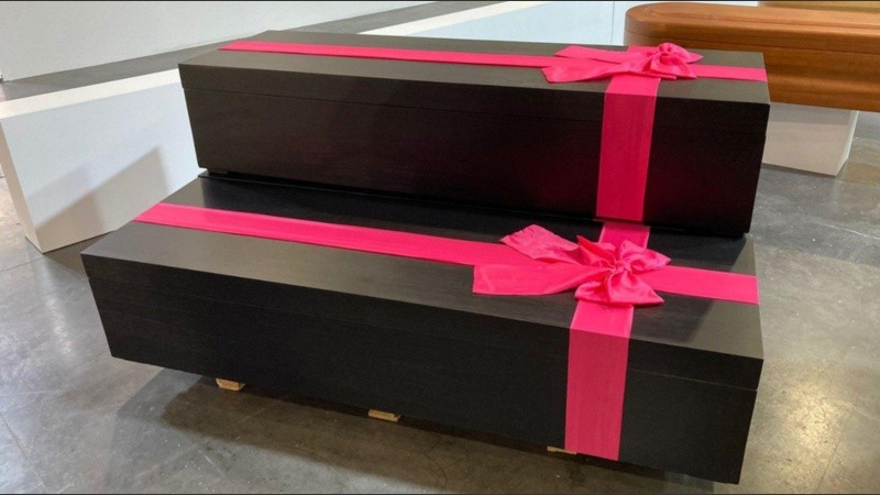 Los ataúdes de la serie son la gran atracción de la feria.