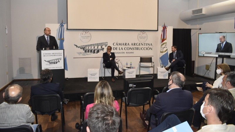 El gobernador Omar Perotti volvió a visitar la delegación Rosario de la Cámara Argentina de la Construcción.