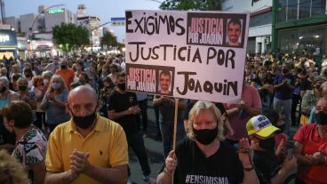 El crimen del arquitecto desencadenó una nutrida concentración de vecinos en reclamo de justicia.