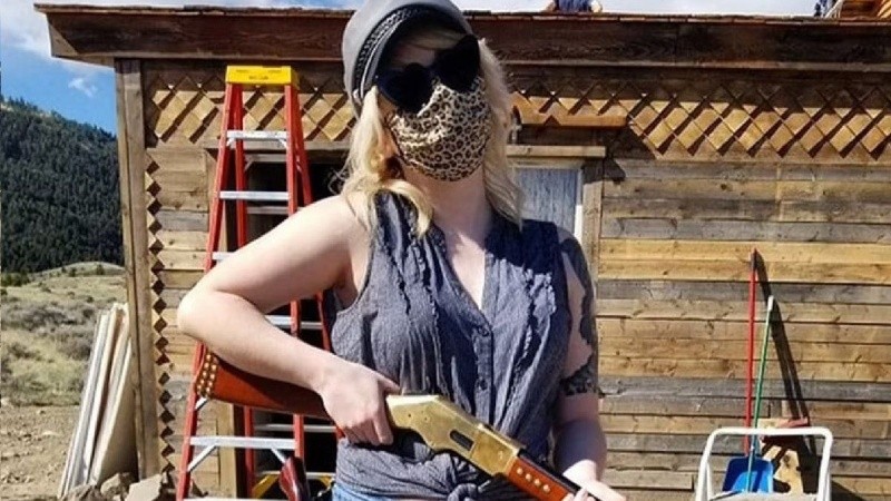 Gutiérrez-Reed colocó tres pistolas de utilería en un motorhome fuera del lugar de rodaje. 