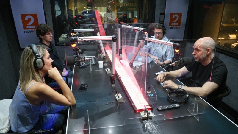 Larreta en el estudio de Radio 2 junto a Losada y Lousteau