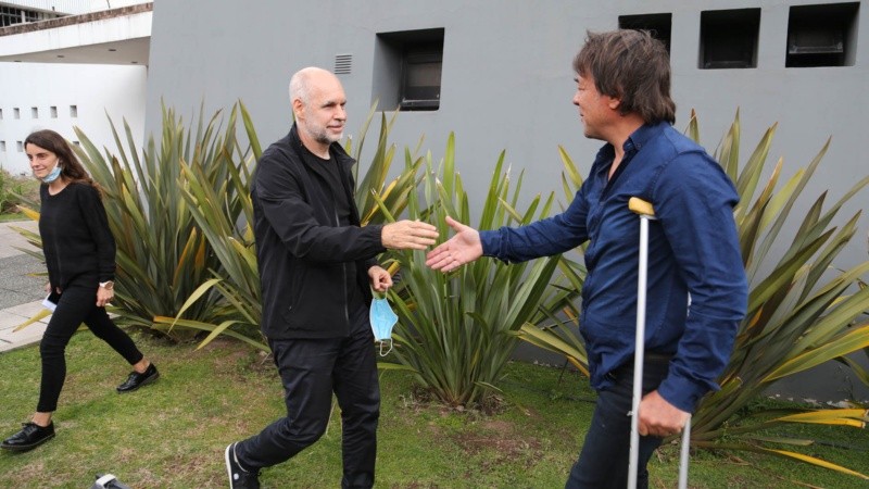 Larreta saludando el presidente del directorio de Televisión Litoral, Gustavo Scaglione