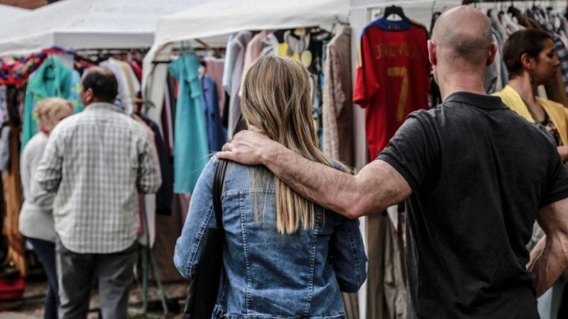 Desde el 2002, la Feria El Roperito funciona en el corazón del barrio de Pichincha junto al Mercado Retro y la Feria del Bulevar.