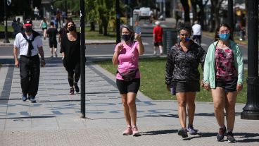 En un domingo a pleno sol, miles de rosarinos volvieron a disfrutar de la Calle Recreativa.