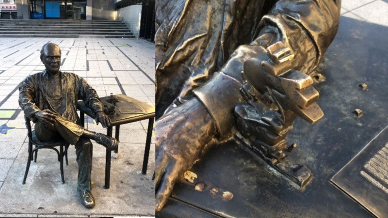 La de Inodoro Pereyra, fue la única que resistió al robo y se mantiene junto a la escultura de su creador.
