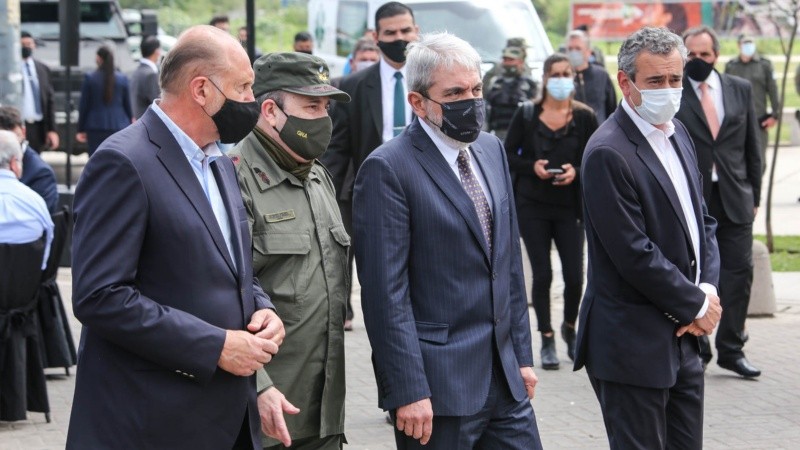 Javkin junto a Perotti, Aníbal Fernández y el jefe de Gendarmería en la presentación en Rosario