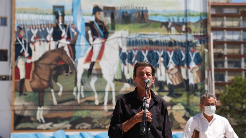 Omar Raggio, uno de los pintores que hizo posible la obra. 