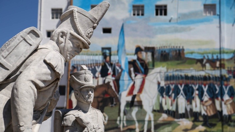 El enorme mural de Manuel Belgrano quedó inaugurado este lunes por la mañana.