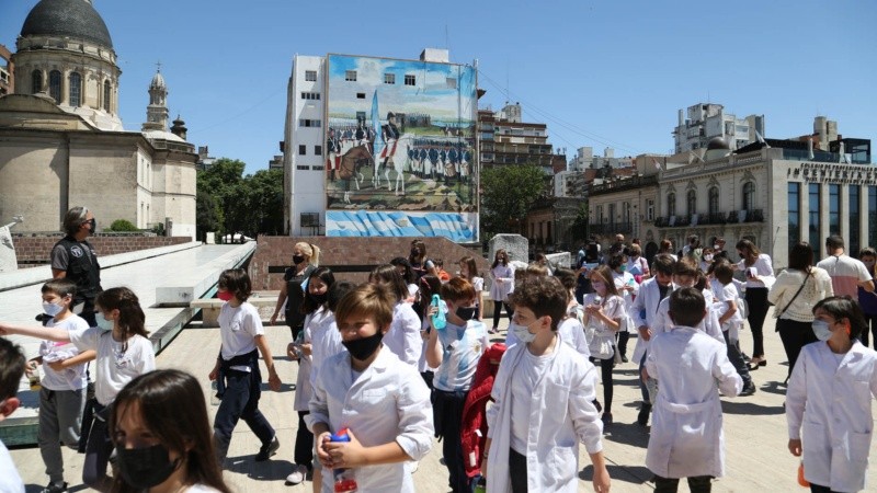 Un grupo de alumnos de primaria participó de la inauguración.