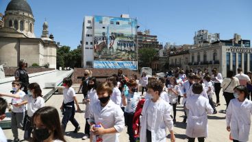 Un grupo de alumnos de primaria participó de la inauguración.
