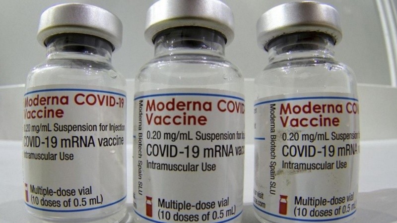 El ente regulador europeo agregó que los datos actuales muestran que la tercera dosis de la vacuna contra el coronavirus de Moderna tendría los mismos efectos secundarios que la segunda.