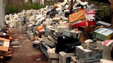 Esta práctica fomenta la cultura de comprar, usar y tirar y hasta llegar a desear productos que no son necesarios.