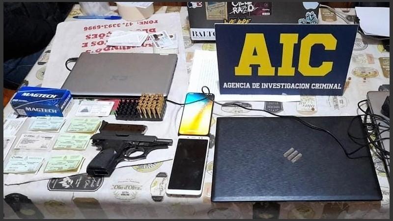 Detenidos y secuestro de armas, vehículos, aparatos y documentación.