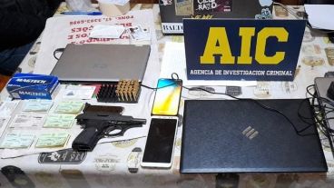 Detenidos y secuestro de armas, vehículos, aparatos y documentación.