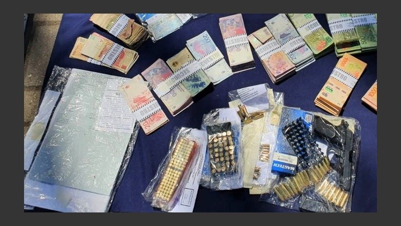 Detenidos y secuestro de armas, vehículos, aparatos y documentación.