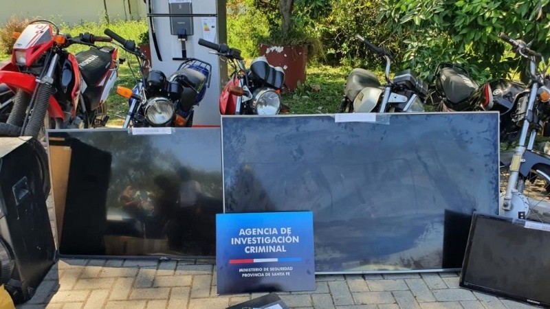 Detenidos y secuestro de armas, vehículos, aparatos y documentación.