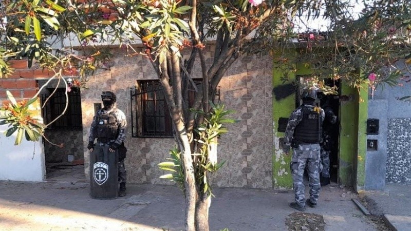 Detenidos y secuestro de armas, vehículos, aparatos y documentación.