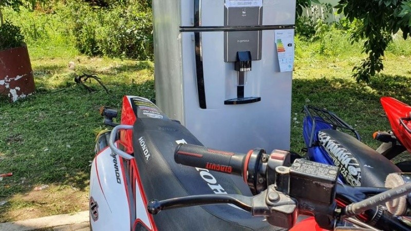 Detenidos y secuestro de armas, vehículos, aparatos y documentación.