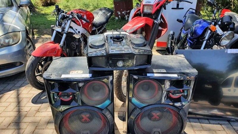 Detenidos y secuestro de armas, vehículos, aparatos y documentación.