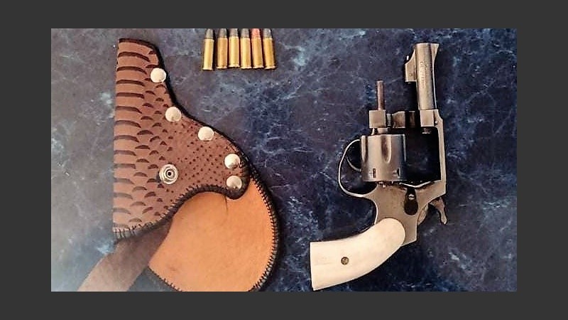 Detenidos y secuestro de armas, vehículos, aparatos y documentación.