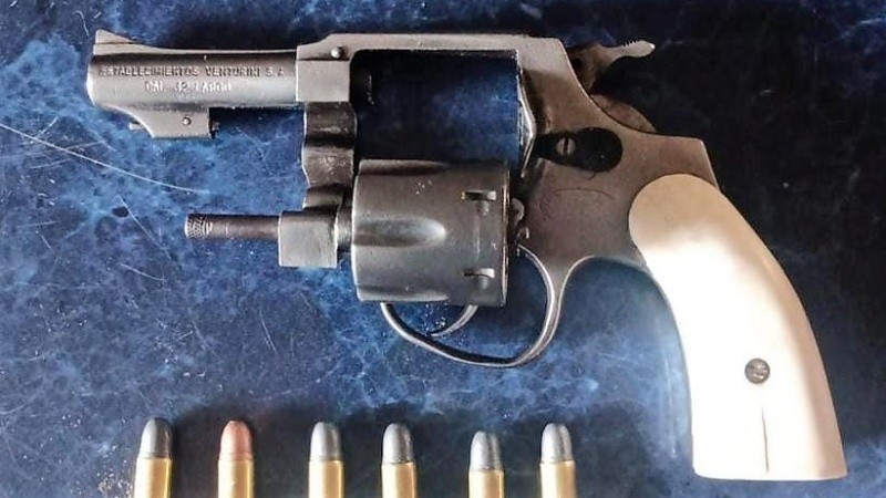 Detenidos y secuestro de armas, vehículos, aparatos y documentación.