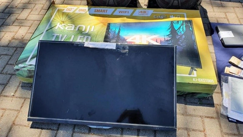 Detenidos y secuestro de armas, vehículos, aparatos y documentación.