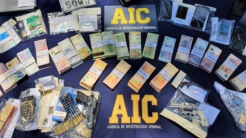 Detenidos y secuestro de armas, vehículos, aparatos y documentación.