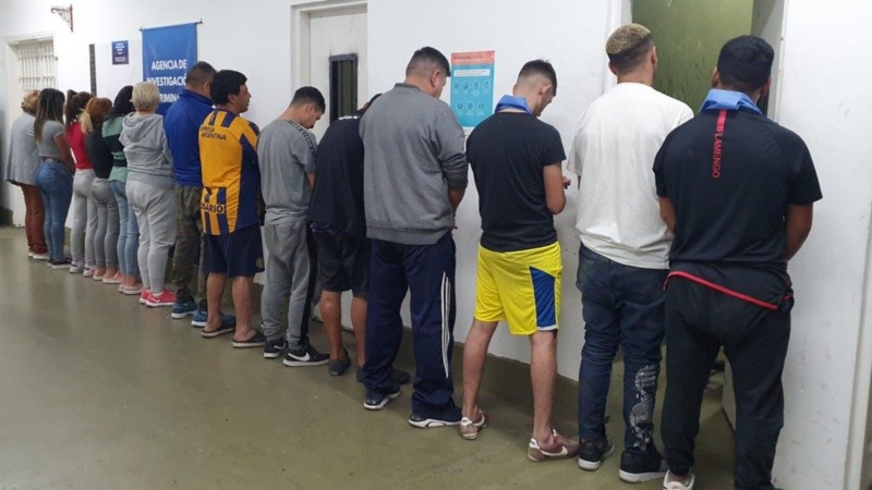 Detenidos y secuestro de armas, vehículos, aparatos y documentación.