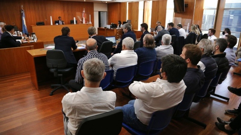 Los 14 ejecutivos imputados de Vicentín, sentados detrás de sus abogados en dos filas