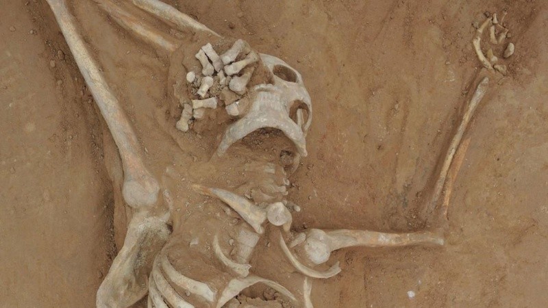 Un intruso lo habría apuñalado y después arrojó su cuerpo al cementerio.