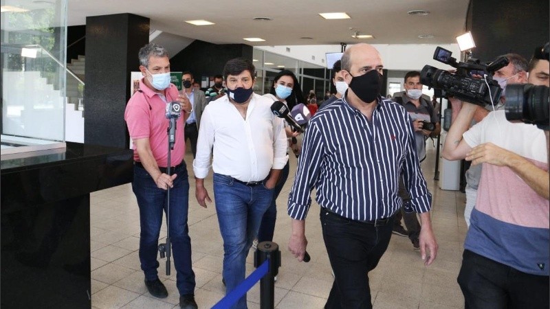 Máximo Padoán y Omar Scarell, directivos de Vicentín, ayer saliendo del Centro de Justicia Penal